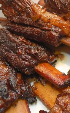 some meat is sitting on a plate and ready to be eaten