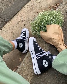 Boty Converse, Aesthetic Palette, Converse Outfits, Sneaker Outfits, Sneaker Trend, Dr Shoes, Black Converse, Fresh Shoes