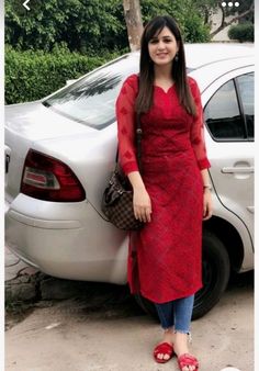 Kurti With Jeans, Orang India, Red Kurti, Indian Kurti Designs, New Kurti Designs, Indian Designer Suits, Kurta Style, Simple Kurta Designs, Designer Kurti Patterns