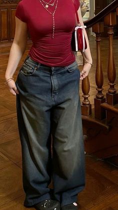 Baggy Jeans Woman Outfit, Women In Baggy Clothes, Business Casual Attire Summer, Baggy Jeans Fitted Top Outfit, Baggy Jeans Outfit Woman, Red And Jeans Outfits, Red Top Jeans Outfit, Fall Outfits Baggy Jeans, Red Baggy Outfit