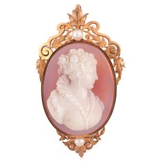 Yellow gold brooch, adorned with a cameo on agate representing a richly dressed woman, topped with foliage and acanthus set with a pearl. Dimensions: 5.5 x 3 cm. Weight: 13.6g. Victorian Pendant Necklace, Ruby Diamond Pendant, 2023 Wallpaper, Peacock Pendant, Victorian Pendants, Vintage Fine Jewelry, Cameo Jewelry, Gold Brooch, Antique Brooches