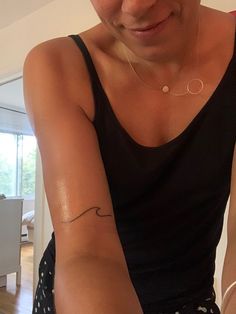 Wave Tattoo Bicep, Wave Tattoo On Collar Bone, Small Wave Tattoo Wrist, Wave Tattoo Women, Tattoos Woman Arm, Beach Girl Tattoo Ideas, Arm Wave Tattoo, Small Tattoos Woman, Wave Tattoo On Hip