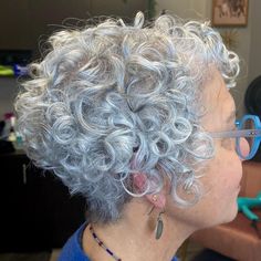 Short Curly Crochet Hair, Loose Curly Hair, Short Curly Hairstyles For Women, Grey Hair Over 50, Curly Pixie Hairstyles, Short Curly Pixie, Grey Curly Hair, Over 60 Hairstyles, Beautiful Gray Hair