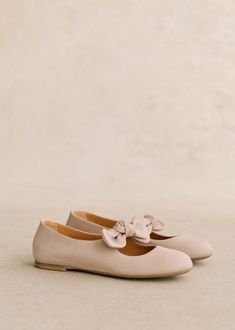 Ballet flats;Item made in our Italian workshop;Smooth leather exterior;Leather lining;Rubber outsole;Heel height: 0.8 cm;Elasticated instep Goat Leather, The Girl Who, Vegetable Tanned Leather, Ballerinas, Parisian Style, Smooth Leather, Autumn Winter Fashion, Ballet Flats, Winter Fashion