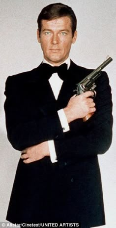 007: Roger Moore in Live and Let Die.............;] 70s Stars, James Bond Actors, New James Bond, James Bond Style, James Bond Girls, Timothy Dalton, Movies Posters, Ingmar Bergman, 007 James Bond