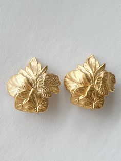 Very beautiful vintage Agatha Paris earrings, in gold plated. Created in the 1990s. Very good general condition with a clip in perfect condition. Signed on the back: "Agatha Paris ©". Dimensions: H-4.0 cm, L-3.6 cm. Free shipping worldwide by tracked letter. Delivered in an Agatha satin pouch. Do not hesitate to contact me for any additional information (mode of sending, request for additional photos...). Vintage Gold Plated Clip-on Earrings For Formal Occasions, Vintage Yellow Gold Plated Clip-on Earrings, Collectible Gold Clip-on Jewelry, Vintage Gold-plated Hallmarked Earrings, Vintage Gold-plated Clip-on Earrings, Vintage Gold Plated Clip-on Earrings, Handmade Gold Clip-on Earrings For Formal Events, Gold Handmade Clip-on Earrings For Formal Events, Gold Handmade Clip-on Earrings For Formal Occasions