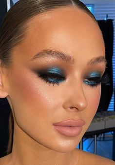 Sky Blue Makeup Look Indian, Metallic Blue Eyeshadow, Jewel Tone Eye Makeup, Dramatic Blue Eye Makeup, Smokey Blue Eye Makeup, Dark Blue Makeup Looks, Make Up Azul, Pop Of Color Eyeshadow, Colorful Smokey Eye