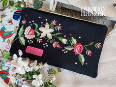 A cosmetic bag made of thick cotton with a machine-embroidered flower motif. The back is triple green muslin with gold dots. Cotton lining with a folk motif of birds and flowers. Made with great care, it will fit the necessary things in your purse or while traveling. You can hide your phone, headphones and handy cosmetics in it. Made in a version with pink eco leather - the Morning Bird logo. A similar offer with a green logo - please check out the offers. Size 25.5 x 16.5 cm I cordially invite Folk Motif, Bird Logo, Bird Logos, Green Logo, Flower Motif, Gold Dots, Toiletry Storage, Embroidered Flowers, Bag Making