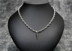 ⛓️ A simple but attractive spike pendant cable chain necklace. Compliments anything well and looks great layering with other chains. Spike is about 3/4" long, chain links are 5x7mm, 1.5mm thick. ★𝙎𝙄𝙕𝙀 Measured from end to end. Choose your own size and please measure to be sure you'll like the fit (you can use a piece of string around your neck). All measurements/sizing are approximate of the length of the chain when cut to the closest link. When in doubt, size up. ★𝙈𝘼𝙏𝙀𝙍𝙄𝘼𝙇𝙎 * 100% Alt Jewelry, Jewelry Grunge, Punk Necklace, Grunge Jewelry, Spike Necklace, Goth Jewelry, Jewelry Chain, Necklace Layering, Layered Chains