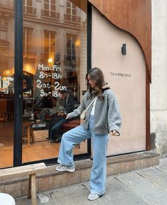 #fashion #aesthetic #outfit #outfitstyle #outfitshare Grey Gazelle Outfit, Grey Campus Outfit, Grey Adidas Campus Outfit, Light Gray Cardigan Outfit, Gray Shoes Outfit, Grey Sneakers Outfit, Adidas Sneakers Outfit, Styling Wide Leg Jeans