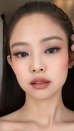 Makeup Look For Asian Eyes, Jennie Blackpink Eye Makeup, Jenny Makeup Blackpink, Jennie Met Gala Makeup, Jennie Inspired Makeup, Asian Bridal Makeup Monolid, Kim Jennie Makeup, Asian Style Makeup, Jennie Make Up