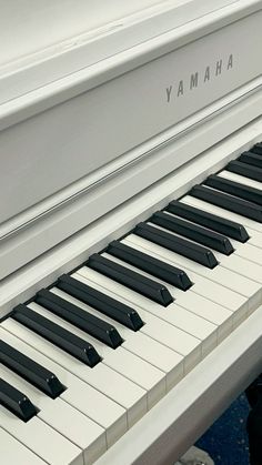 a close up of a piano keyboard with the words yamaha on it's side