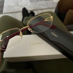 Cartier Glasses Woman, Cartier Glasses, Pretty Sunglasses, Glasses Aesthetic, Glasses Inspiration, نظارات شمسية, Cute Glasses, Fashion Eye Glasses, Stylish Glasses