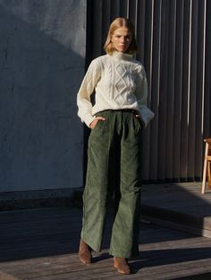 Corduroy Trousers Outfit, Corduroy Pants Outfit, Pants Outfit Fall, Winter Pants Outfit, Cords Pants, Winter Mode, Green Outfit