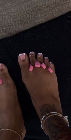 French Top Toes Black Women, French Tip Acrylic Toes Black Women, Dip Toe Nails, Toe Nails Ideas Black Women, Pedicure Ideas Summer 2024 Pink, Light Pink French Tip Toes, French Tip Toes Black Women, Toes Black Women, Pink Nails And Toes