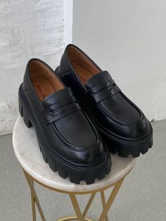 👟Model:27733 Upper: 100% Cow Leather Lining: Pigskin + Stretch Fabric Insole: 100% Pigskin Outsole: 100% Rubber Foam Heel Height: 7 cm Weight: 1kg Penny Loafers For Women, Leather Shoes For Women, Female Shoes, Pig Skin, Black Leather Shoes, Pretty Style, Lug Sole, Penny Loafers, Loafers For Women