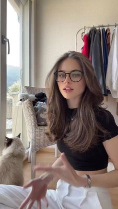 Glasses For Girls Aesthetic, Olivia Christie Instagram, Women With Glasses Aesthetic, Girls With Glasses Aesthetic, Glasses Inspo Women, Girl Glasses Aesthetic, Glasses Outfit Aesthetic, Glasses Girl Aesthetic, Glasses Women Aesthetic