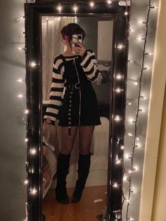 Cute Goth Fall Outfits, Christmas Alternative Outfit, Alternative College Outfits, Bisexual Clothes Style, Soft Grunge Outfits Winter, Alt Dress Outfits, Dark Fashion Women