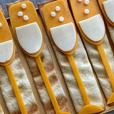 there are some cookies shaped like spoons in the shape of giraffes