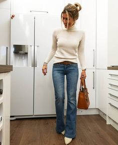 Bootcut Jeans Outfit, Looks Jeans, Classic Style Outfits, Mode Casual, Casual Work Outfits, Outfit Casual, Elegant Outfit, Outfits Casuales