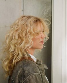 Hair Christmas Hairstyles, Hair Christmas, Cabello Afro Natural, Hairstyles For Ladies, Blonde Curly Hair, Wavy Haircuts, Christmas Hairstyles, Long Blonde