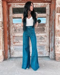 Country Concert Outfit Bootcut Jeans, Wide Leg Jeans Western Outfit, Wide Leg Western Jeans, Cute Western Jeans, Flare Jeans Outfit Western, Bell Bottom Jeans Outfit Country, Boot Barn Outfits Women, Western Jeans Outfit, Flare Jeans Western