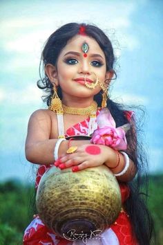 Goddess Makeup, Jai Mata Di, Pink Photography, Goddess Durga, Indian Goddess, Indian Photoshoot, Fancy Dress For Kids, Indian Aesthetic, Durga Maa