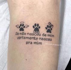 a person with a dog paw tattoo on their arm that says, se no nasecu de mim cetramentoe nasseu mascu pra mini