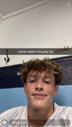 a young man sitting in front of a blue wall with the words come watch me play pls