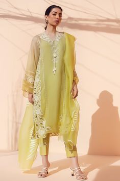 This lemon yellow ombre organza kurta exhudes elegance with floral embroidery and cutwork detailing. The look is completed with matching trousers and an organza dupatta with scallop detailing. New Eid Dress, Organza Kurta, Sania Maskatiya, Punjabi Suit Boutique, Maharani Designer Boutique, Organza Suits, Salwar Kamiz, Designer Kurtis, Designer Boutique