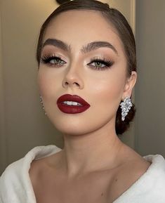 Red Lips Wedding, Bridal Makeup Red Lips, Lipstick Looks, Glam Bride Makeup, Red Lipstick Makeup Looks, Classic Makeup Looks, Makeup Cantik, Red Lips Makeup Look, Maquillage On Fleek