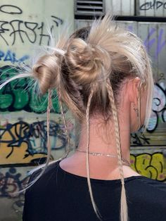 Updo Hairstyles Festival, Rave Hair Inspiration, Fun Funky Hairstyles, Cool Festival Hairstyles, Spacebuns Hairstyles Half Up, Short Hairstyle Festival, Rave Short Hairstyles, 90s Braid Hairstyles, Short Hair Rave Hairstyles