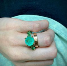 Emerald Band Ring, Stars D'hollywood, Emerald Wedding Band, Natural Emerald Rings, Multi Gemstone Ring, Estilo Real, Emerald Gem, Engagement Ring Prices, Ring Emerald