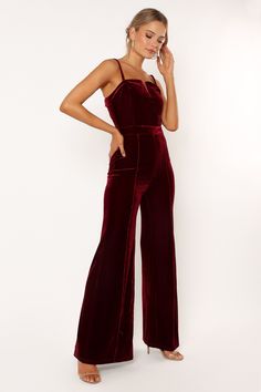 DETAILS   Made from soft velvet material, it offers both comfort and style for your everyday wear. The jumpsuit features a flattering v-neckline, adding a touch of sophistication to the overall look. This neckline is perfect for showcasing your favorite necklace or statement earrings.  v neckline  thin adjustable straps  back invisible zip with hook and clasp  wide leg style   soft velvet material  lined    material - 94% polyester / 6% spandex    SIZING     model is 5' 8" and wears a Size XS Holiday Jumpsuit Outfit, Holiday Party Outfit Inspiration, Holiday Jumpsuit, Satin Dresses Long, Satin Dresses Long Sleeve, Trendy Date Night Outfit, Fancy Short Dresses, Burgundy Jumpsuit, Black Tie Wedding Guests