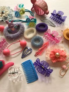 Collection of Hair Clip and Baubles from the 80s and 90s. The perfect hair accessories for every 90s girl! Early 2000s Hair Accessories, 1980s Hair Accessories, 80s Assesories, 90s Assesories, Hair Clip Collection, Colorful Hair Accessories, 2000s Hair Accessories, 80s Hair Accessories, 2000s Accessories Jewelry