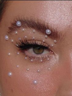 Make Up Look With Pearls, Pearl Bead Makeup, Euphoria Makeup Pearls, Pearl Prom Makeup, Makeup Looks Pearls, Perl Make Up, Goddess Costume Aesthetic, Face Pearls Makeup, Pearls On Face