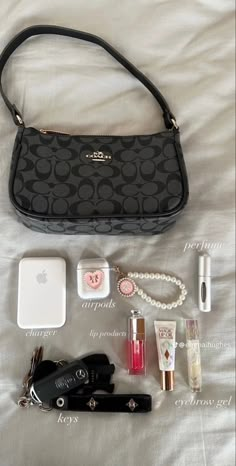 What’s In My Purse, Small Purse Essentials, Purse Must Haves, What Is In My Bag, Everyday Bag Essentials, What's In My Purse, School Bag Essentials, My Style Bags, Inside My Bag