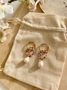 These are unusual, colorful boho earrings with a freshwater pearl. They are waterproof and nickel-free. The price is for 1 pair!🤍 Beautiful and eye-catching earrings in boho/hippie style. They enchant with beautiful and colorful beads that are a total eye-catcher. 💕 You can combine them with simple but also with eye-catching outfits. They are guaranteed to enhance any outfit! 🥰 Material: The material is made of gold-plated stainless steel and is therefore rust and nickel free. The lightweight Diy Hippie Earrings, Golden Hoop Earrings, Boho Hippie Style, Earrings Golden, Hippie Earrings, Colorful Earrings, Girly Jewelry, Bead Jewellery, Colorful Boho