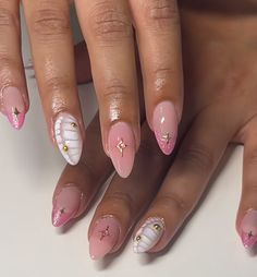 Almond Nails With Charms, Star Nails Pink, Pink Star Nails, Bloom Nails, Concert Nails, Color For Nails, Broken Nails, Minimal Nails