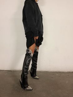 Streetwear Fashion Pants, Cowboy Boot Outfits, Winter Style Guide, Boot Outfits, Cowgirl Aesthetic, Streetwear Mode, Matilda Djerf, Cowboy Boot, Minimal Fashion