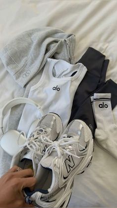 Body Fit Aesthetic, Alo Gym Wear, Workout Stuff Aesthetic, Alo Aesthetic Gym, Alo Set Aesthetic, Alo Pilates Aesthetic, Alo Yoga Outfit Ideas, Cute Workout Fits Aesthetic, Alo Gym Aesthetic