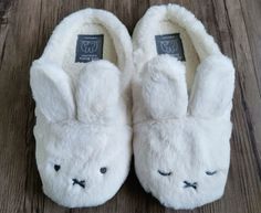 Slippers Cute Aesthetic, White Slippers Aesthetic, Miffy Aesthetic Outfit, Girly Wishlist Gift Ideas, House Slippers Aesthetic, Cute House Slippers, Miffy Slippers, Cute Slippers Aesthetic, Miffy Clothes