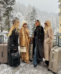 @lojsanwallin on instagram Ski Trip Outfit, Bachelorette Inspo, Girls Fur Coat, Snow Trip, Trip Outfits, Skiing Outfit, Dream Lifestyle, Winter Wonder, Ski Trip