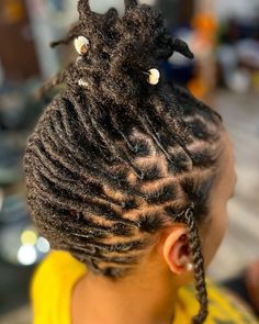 Cool Feminine Dreadlocks Hairstyle Dreadlock Hairstyles For Women, Short Dreadlocks Hairstyles, Small Dreads, Mohawk Updo, Dreads Styles For Women, Blonde Dreadlocks, Natural Dreadlocks, Natural Dreads, Short Locs