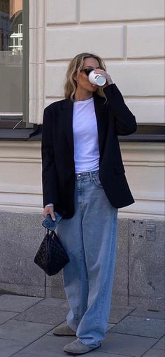 Casual Navy Blazer Outfit Women, Smart Casual Work Outfit Women Summer Business Casual, Oversized Navy Blazer Outfit, 2023 Interview Outfit, Navy Blazer Outfit Women Casual, Casual Black Blazer Outfits, Oversized Blazer Outfit Night, Navy Blue Blazer Outfit Women, Navy Oversized Blazer