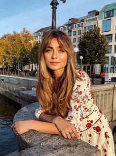 Bangstyle Hair, 70s Hair, Long Hair With Bangs, Brown Blonde Hair, Trik Fotografi, Indian Summer, Hair Long, Curtain Bangs, Hair Envy