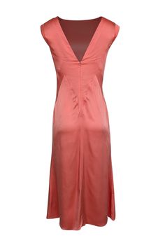 Slip into this salmon maxi dress with a boat neckline and cap sleeves for a French girl chic look. It's perfect for cocktails, date night, or a girls' night out. With its high shine and modern minimalist style, it's sure to make you the "it girl" at any event! With its chic and timeless style, it exudes elegance that will make you stand out! Size 4 Made in USA 70% Acetate, 30% Viscose Unlined Boat neckline Lower neckline in back Short cap sleeves Maxi length Invisible zipper closure down back Bu Salmon Boats, Chic Peach V-neck Dress, The It Girl, Modern Minimalist Style, French Girl Chic, Boat Neckline, It Girl, French Girl, Maxi Dress With Sleeves