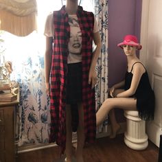 Forever 21 Red/Black Sleeveless Long Cardigan (Size Medium). Sleeveless Long Cardigan, Long Sleeveless Cardigan, Long Black Cardigan, Purple Crop Top, Crop Top Tees, Lace Camisole, Vest White, Forever21 Tops, Striped Crop Top