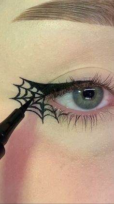 Cobweb Eyeliner Simple, Halloween Eye Makeup Hooded Eyes, Halloween Spider Web Eyeliner, Eye Makeup For Halloween Easy, Spider Eyeliner Tutorial, Spider Man Makeup Women Eye, East Halloween Eyeliner, Spiderman Eyeliner Ideas, How To Do Spider Web Eyeliner