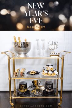 Whether you are hosting a big bash or an intimate gathering, toasting in the new year is definitely on the agenda. This bar is the perfect way to add charm to your NYE. It has everything from festive party supplies, delicious food, and bubbly drinks! It’s easy to put together and your guests will love it. New Years Eve Bar Cart, New Years Pajama Party, New Years Eve Dinner Party, Nye Party Ideas, Nye Ideas, Bubbly Drinks, Nye Party Decorations, Nye 2024, Nye 2023